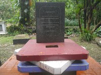 Makam tertua adalah makam seorang administrator toko obat bernama Cornelis Potmans, yang wafat tahun 1784. Sedangkan yang paling baru adalah makam AJGH Kostermans, ahli botani yang meninggal tahun 1994 (Kurnia/detikTravel)