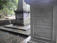 Batu nisan di komplek makam kebanyakan berwarna putih. Untuk keterangan di batu nisan kebanyakan ditulis dalam bahasa Belanda (Kurnia/detikTravel)