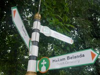 Papan penunjuk arah ke makam Belanda. Penunjuk arah ini ada di pinggir jalan, di belakang Istana Bogor (Kurnia/detikTravel)