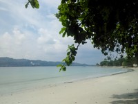 Ada dua pantai yang masuk dalam wilayah Kota Ambon, Maluku yakni Pantai Pintu Kota dan Pantai Natsepa. Jika Pantai Pintu Kota terkenal dengan bebatuan cadas, maka Pantai Natsepa terkenal dengan pasir putihnya yang halus (Afif/detikTravel)