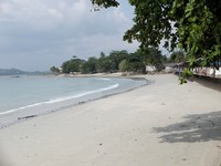 arak dari pusat Kota Ambon sekitar 15 menit saja naik mobil. Kontur pantainya landai dan cocok untuk berenang (Afif/detikTravel)
