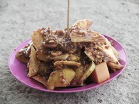 Di pinggiran pantai, banyak warung-warung berjejer yang menawarkan aneka makanan. Yang paling khas, apalagi kalau bukan rujak Natsepa yang terdiri dari beragam buah dengan harga Rp 10 ribu saja (Afif/detikTravel)
