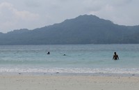 Untuk harga masuk ke pantainya, traveler yang membawa mobil dikenakan tarif Rp 10 ribu. Sedangkan tiket masuk ke pantainya sendiri, cuma Rp 3 ribu (Afif/detikTravel)