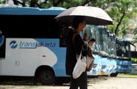 Bila ada penumpang yang menyetopnya di luar halte yang telah disediakan, maka bus Kopaja AC tidak akan melayaninya.