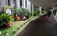 Sejumlah aktivitas persiapan menyambut hari natal di Katedral telah terlihat sejak tadi pagi.