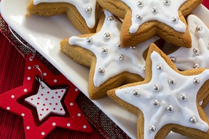 Membuat Sugar Glaze untuk Hiasan Kue Kering