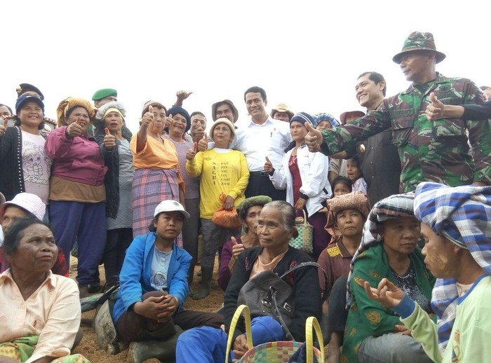 Tengok Pengungsi Sinabung, Mentan Sumbang Ayam, Itik, Hingga Traktor