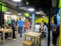 Menempati area tidak terlalu besar, terdapat ruangan indoor dan outdoor di resto ini. Bagi yang tidak merokok, area indoor bisa jadi pilihan.