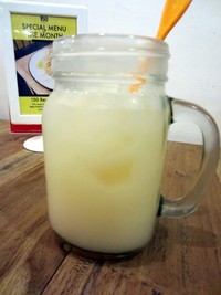 Ice Lychee Yakult bisa jadi pembilas dahaga yang segar. Potongan buah leci berpadu dengan yogurt cair dan soda. Slurrpp! Rasanya asam segar.