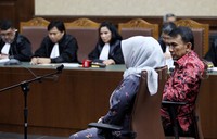 Gatot Pujo Nugroho dan Evy Susanti menjalani sidang perdana di Pengadilan Tindak Pidana Korupsi Jakarta, Rabu (23/12/2015).     