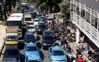 Terlihat kendaraan di di Jalan Jenderal Sudirman padat merayap.