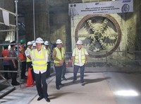 Setidaknya ada 6 Stasiun MRT yang berada di bawah tanah yakni Senayan, Istora, Bendungan Hilir, Setiabudi, Dukuh Atas dan Bundaran HI. Pembangunan stasiun MRT di bawah tanah Senayan ini menjadi bagian dari MRT yang melayani rute Lebak Bulus-Bundaran HI.
