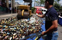 Ada Sebanyak 5.400 botol miras yang dimusnahkan oleh Polres Jakarta Barat. Pool/Lamhot Aritonang/detikFoto.     