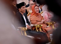 Jokowi tampak mengenakan setelan jas warna hitam dan peci warna hitam. Jokowi didampingi Ibu Negara Iriana Widodo. Laily/Setpres.