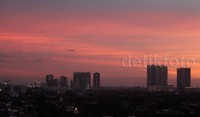 Langit sore Jakarta sering menawarkan keindahan-keindahan yang tak terduga.