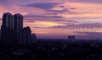 Keelokan lembayung menghiasi langit kota Jakarta.