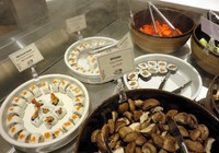 Pada bagian Buffet Counter, ada aneka jenis sayuran, jamur, seafood hingga pelengkap lainnya seperti sushi hingga chicken wings.