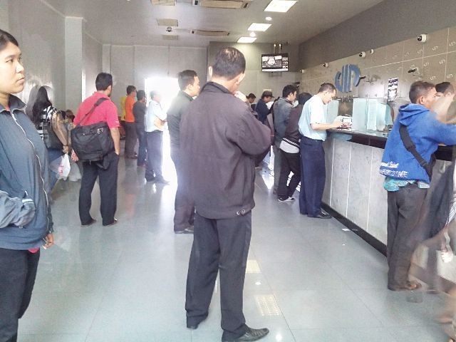 Jelang Libur Natal dan Tahun Baru, Money Changer Diserbu Warga