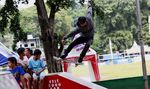 Aksi Skateboarder di Lapangan Sempur Bogor