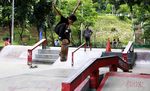 Aksi Skateboarder di Lapangan Sempur Bogor