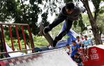 Aksi Skateboarder di Lapangan Sempur Bogor
