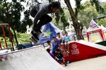 Aksi Skateboarder di Lapangan Sempur Bogor