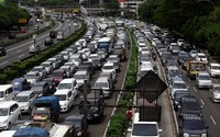Pemandangan di ruas Tol Dalam Kota adalah deretan mobil yang begitu panjang, Jakarta Kamis (24/12/2015)     