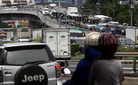Volume kendaraan jelang liburan natal dan tahun baru ini memang membludak sehingga macet menggila.