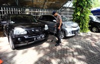 Anggota polisi melakukan penyisiran keliling Gereja Katedral dengan anjing pelacak, Kamis (24/12/2015).