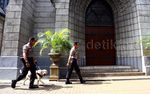 Pengamanan Katedral Jelang Misa Malam Natal