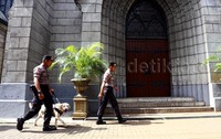Anggota gegana juga melakukan penyisiran di area parkir Gereja.     