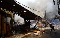 Mayoritas bangunan yang terbakar tempat usaha kusen dan rumah semi permanen milik warga.