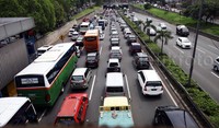 Hingga siang ini, Kamis (24/12/2015) ruas tol lingkar luar Jakarta menuju ke tol Cikampek mengalami penumpukan yang sangat parah.
