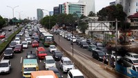 Kepadatan kendaraan di libur natal dan tahun baru ini memang di luar dugaan.