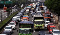 Tampak mobil berderet panjang seperti tak berujung.
