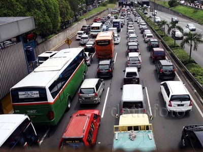 Tol JORR Arah Cikampek Macet Parah