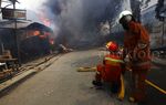 Petugas Berjuang Padamkan Api di Manggarai