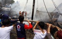 Sebagian warga lainnya ikut membantu, tak sedikit juga yang menonton proses pemadaman api.