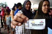 Ribuan paket kebutuhan bahan pokok dijual setengah harga untuk warga kurang mampu yang dibanderol Rp 25 ribu dengan isi Beras, Minyak Goreng, Gula dan Indomie.
