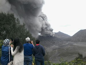 Masih Batuk, Bromo Tetap Ramai Wisatawan