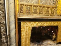 Ada tanda berupa lantai marmer yang bertanda bintang perak bersudut 14. Di situ tertulis Hic de Maria Virgine Jesus Cristus Natus est, yang artinya Di sinilah Yesus Kristus dilahirkan (Erwin/detikTravel)