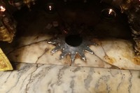 Satu meter dari tanda bintang perak itu ada sebuah tempat menyerupai gua dan ada bagian yang bisa digunakan untuk berbaring. Tempat itu dikelilingi lampu perak yang mana setelah Yesus lahir, dipindahkan ke sana (Erwin/detikTravel)