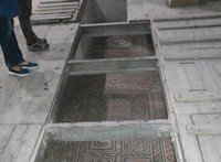 Di dalam gerejanya, juga terdapat sebuah permadani atau alas lantai gereja. Konon, masih asli dari abad ke-4 (Erwin/detikTravel)
