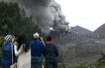 Bromo Ramai Wisatawan Meski Masih 'Batuk'