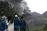 Wisatawan memadati kawasan wisata di sekitar Gunung Bromo di long weekend pekan ini. Pool/Nur Lailiyah/detikcom.