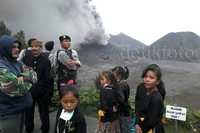 Namun harus diingat, jarak aman untuk wisatawan adalah 2,5 km dari kawah. Satu lagi, wisatawan diharuskan memakai masker. Pool/Nur Lailiyah/detikcom.