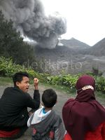 Bromo Ramai Wisatawan Meski Masih 'Batuk'