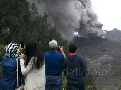 Bromo Ramai Wisatawan Meski Masih Batuk