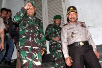 Selain Gereja Immanuel, Kapolri dan Panglima TNI juga meninjau jalannya malam natal di GKI Kebayoran Baru dan Gereja Katedral.