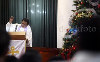 Umat Kristiani melaksanakan ibadah Misa Malam Natal malam tadi.